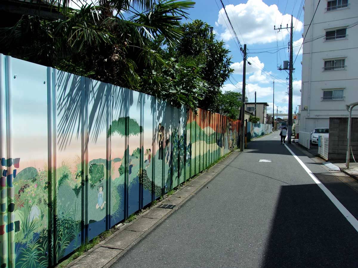 絵が描かれた壁沿いの道