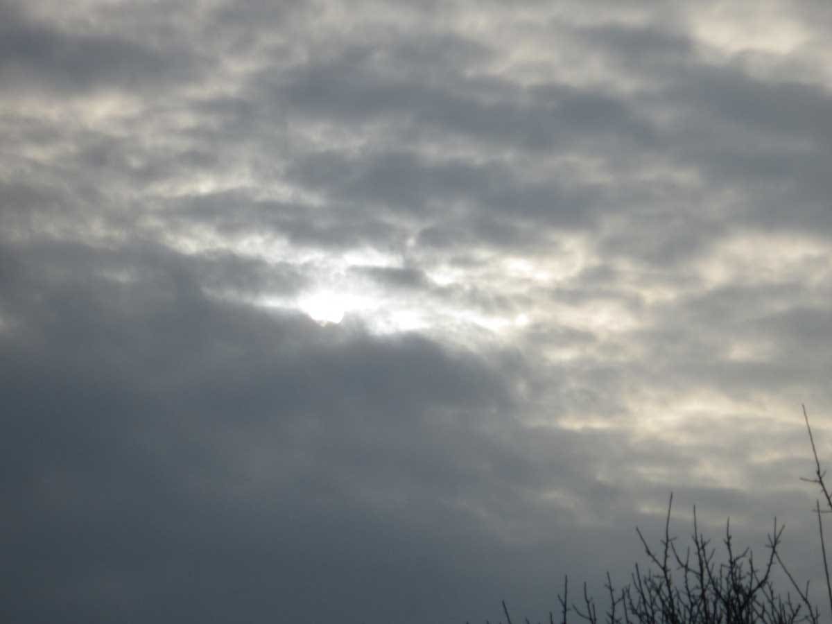一昔前のカメラで撮影した雲に隠れた太陽