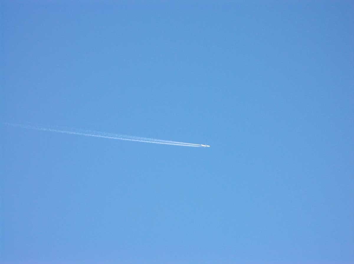 青空に飛ぶ飛行機雲