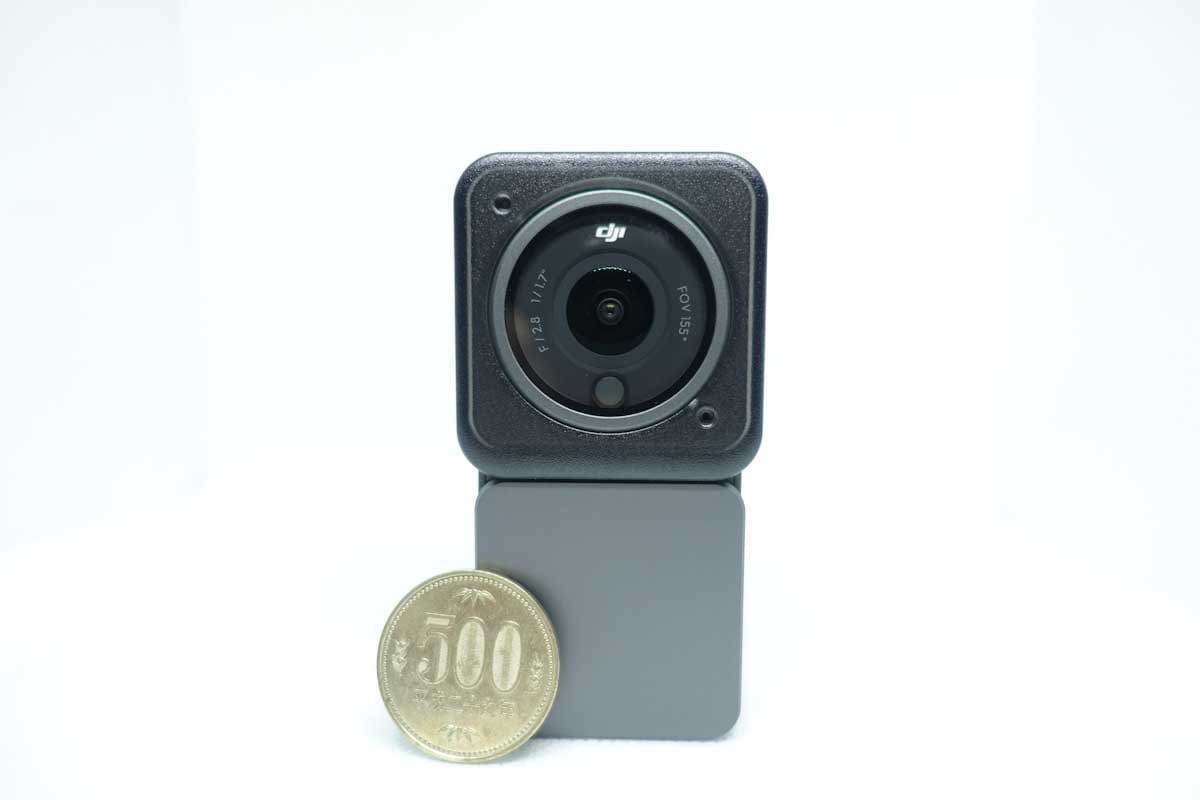 ５００円玉とDJI ACTION2のカメラ